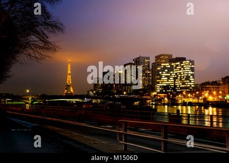 Vista panoramica del centro di Parigi di notte con riflessi sul Fiume Senna e illuminata la Torre Eiffel a distanza Foto Stock