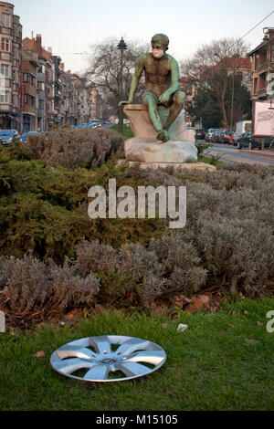 Statua di indossare maschera come protezione contro l'inquinamento, su Avenue du Parc, Bruxelles. Questa foto è stata realizzata nel marzo 2012. Luoghi della maschera sulla statua di sconosciuto. Foto Stock