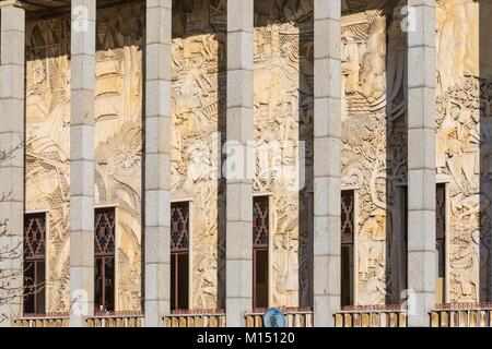 Francia, Parigi, Porte Doree, palazzo della Porte Doree e Musee de l'Histoire de l'immigrazione, bassorilievo di Alfred Janniot Foto Stock