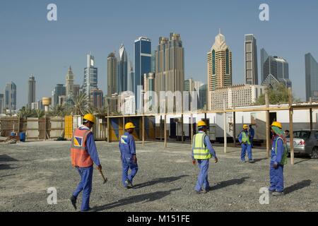 Emirati Arabi Uniti Dubai Sheikh Zayed skyline con sito in costruzione e dei lavoratori Foto Stock
