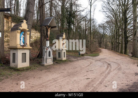 Tre strada attraversa cattolica, con Maria, Jezus e Giovanni, vicino Oud Valkenburg, Limburgo, Paesi Bassi. Foto Stock