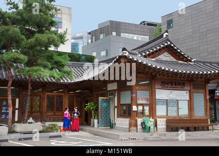 Corea del Sud, Seoul, due donne nella parte anteriore di un hambok negozio di noleggio, la tradizionale coreano houtfit Foto Stock