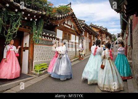 Corea del Sud, Seoul, i turisti giapponesi in corean costume tradizionale in un vicolo del quartiere vecchio il villaggio di Bukchon Hanok Foto Stock