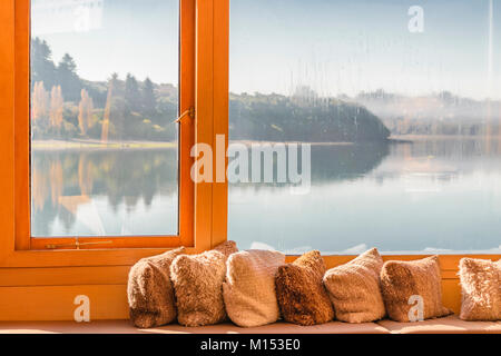 Vista interna di palafito elegante edificio con vista sul lago in Isola di Chiloe, Cile Foto Stock