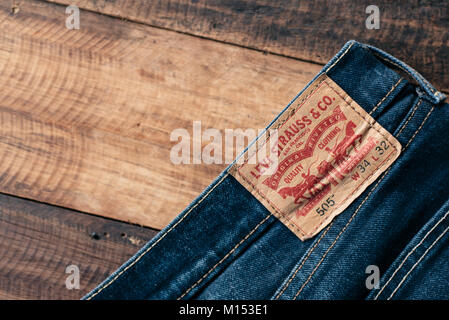 Petaling Jaya,Selangor, Malaysia - Jan 24 2018 : dettaglio della parte posteriore di una coppia di levi's jeans. Levi Strauss è un famoso American clothing company Foto Stock