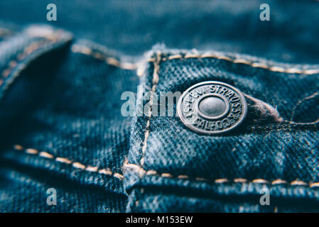 Petaling Jaya,Selangor, Malaysia - Jan 24 2018 : primo piano della Levi's jeans pulsante. Levi Strauss è un famoso American clothing company. Foto Stock