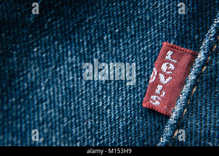 Petaling Jaya,Selangor, Malaysia - Jan 24 2018 : Primo piano particolare di levi's red tag su levi's jeans. Levi Strauss è un famoso American clothing company Foto Stock