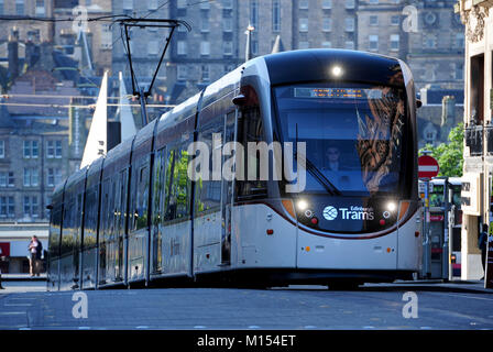 L inizio ufficiale del Edinburgh sistema tranviario. Un tram in South St Andrews Street, Edimburgo. Foto Stock