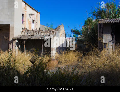 Edifici abbandonati in una distilleria abbandonati in Cagliari, Sardegna, Italia Foto Stock