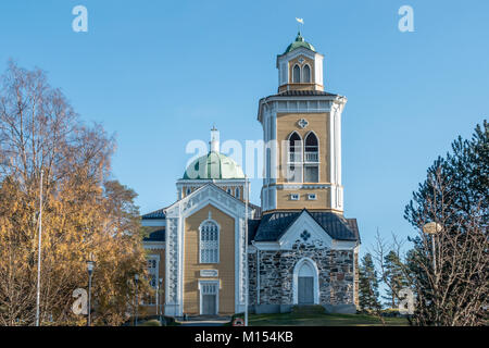 Architettura finlandese: il giallo e bianco chiesa Kerimäki in Kerimäki, Finlandia, è la più grande chiesa in legno del mondo. Foto Stock