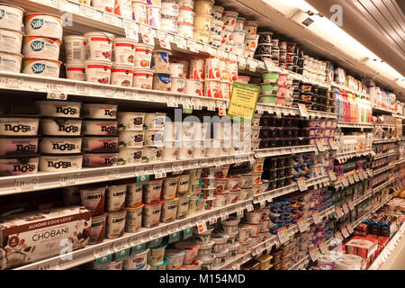 Varietà di yogurt su scaffali in un supermercato. Foto Stock