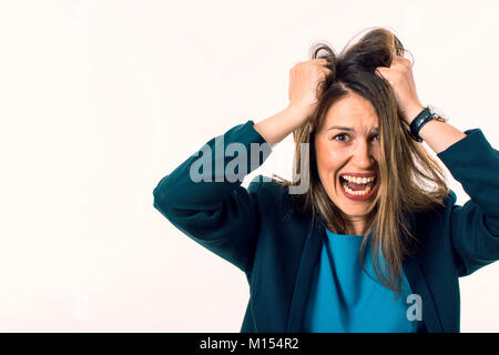 Urlando donna è Going Crazy tirando i suoi capelli. Il concetto di stress. Foto Stock