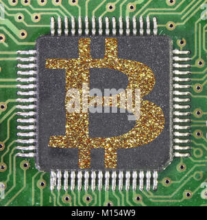 Big B di bitcoin cryptocurrency simbolo su un bitcoin circuito elettronico Foto Stock