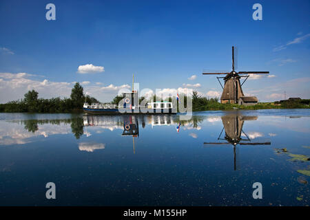 I Paesi Bassi, Kinderdijk vicino a Rotterdam. Mulini a vento in polder. Unesco - Sito Patrimonio dell'umanità. Foto Stock