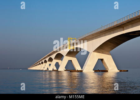 I Paesi Bassi, Zierikzee, ponte denominato Zeelandbrug. Foto Stock