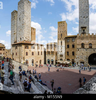 San Gimignano è una piccola parete colle medievale città conosciuta come la città delle belle torri. San Gimignano è famosa per la sua architettura medievale. Foto Stock