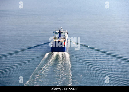 I Paesi Bassi, Westkapelle. Fiume Westerschelde. Cargo roll-on roll-off nave. Antenna. Foto Stock