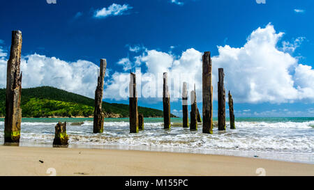 Rovine di che cosa ha usato essere un vecchio molo Guayanes beach in Yabucoa. Foto Stock