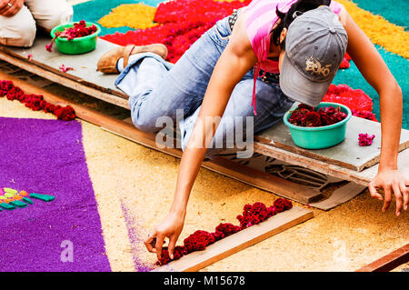 Antigua Guatemala - Marzo 29, 2009: decorazione di segatura di legno tinto SETTIMANA SANTA PROCESSIONE tappeto in città con il famoso alle celebrazioni della Settimana Santa Foto Stock