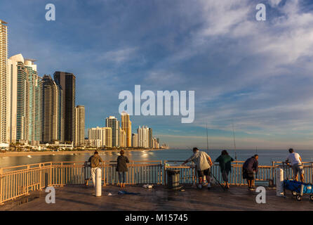 La mattina presto su Newport la pesca del molo, Sunny Isles, Miami Beach, Florida del Sud, Stati Uniti d'America. Foto Stock