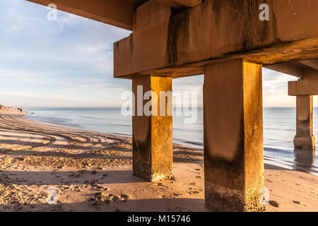 Piers colpita dalla luce del sole di mattina, Newport Pier, Sunny Isles Beach e a Miami Beach, Florida del Sud, Stati Uniti d'America. Foto Stock