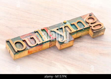 Il bullismo parola astratta letterprtess in legno tipo blocchi colorati da inchiostri a colori Foto Stock