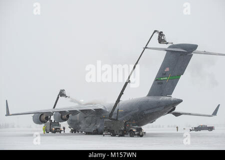 Avieri assegnato all'732nd Aria Mobilità Squadron dispositivo un C-17 Globemaster III al di fuori della base comune Lewis-Mccorda, Wa., durante la conduzione di operazioni di volo a base comune Elmendorf-Richardson, Alaska, 25 gennaio, 2018. Durante le dure Alaskan inverni mantiene lo sbrinatore aeromobili operativi entro la rimozione di strati di neve, ghiaccio e gelo che potrebbero influenzare negativamente il volo. (U.S. Air Force foto di Alejandro Peña) Foto Stock