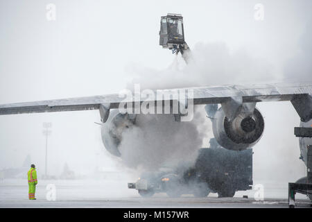 Avieri assegnato all'732nd Aria Mobilità Squadron dispositivo un C-17 Globemaster III al di fuori della base comune Lewis-Mccorda, Wa., durante la conduzione di operazioni di volo a base comune Elmendorf-Richardson, Alaska, 25 gennaio, 2018. Durante le dure Alaskan inverni mantiene lo sbrinatore aeromobili operativi entro la rimozione di strati di neve, ghiaccio e gelo che potrebbero influenzare negativamente il volo. (U.S. Air Force foto di Alejandro Peña) Foto Stock