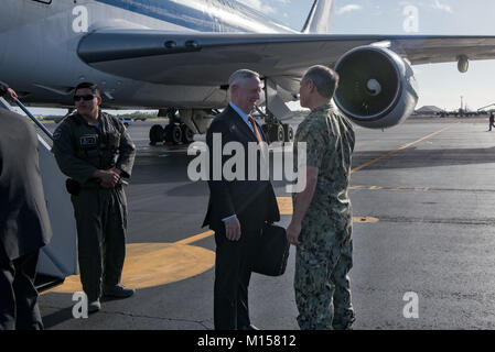 Il Segretario della Difesa James N. Mattis è salutato da U.S. Il comandante del Pacifico, Navy Adm. Harry B. Harris, Jr., dopo essere arrivati alla base comune Harbor-Hickam perla, HI., il 25 gennaio, 2018. (DoD foto di esercito Sgt. Ambra I. Smith) Foto Stock