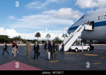 Il Segretario della Difesa James N. Mattis è salutato da U.S. Il comandante del Pacifico, Navy Adm. Harry B. Harris, Jr., dopo essere arrivati alla base comune Harbor-Hickam perla, HI., il 25 gennaio, 2018. (DoD foto di esercito Sgt. Ambra I. Smith) Foto Stock