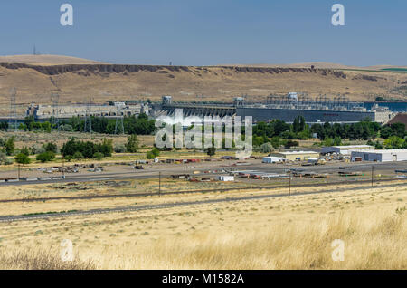 Serratura McNary e diga sul fiume Columbia vicino Umatilla, Oregon Foto Stock