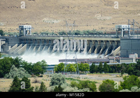 Serratura McNary e diga sul fiume Columbia vicino Umatilla, Oregon Foto Stock