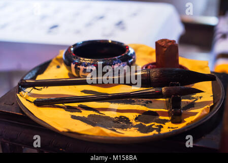 Calligraphy set di spazzole con inchiostro nero, Chengdu Cina Foto Stock