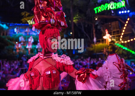 Caberet Tropicana prestazioni in Havana, Cuba Foto Stock