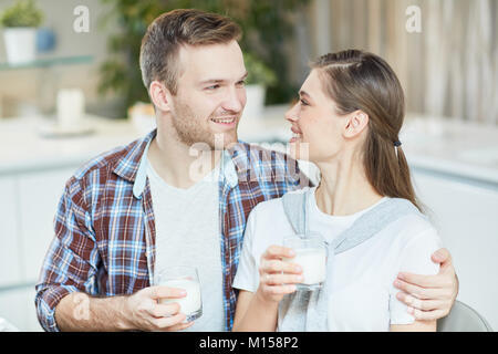 Gustando la prima colazione Foto Stock