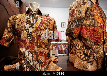 Indonesiano tradizionale batik di seta camicie su manichini a Hamzah Batik shop. Yogyakarta, Java, Indonesia. Foto Stock