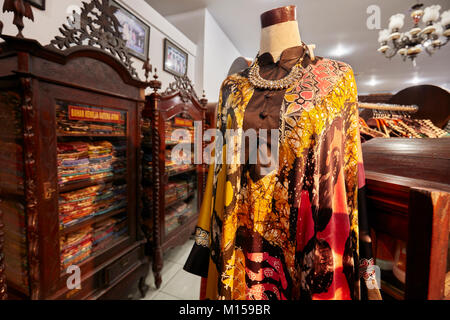 Indonesiano tradizionale batik di seta camicetta su un manichino in Hamzah Batik shop. Yogyakarta, Java, Indonesia. Foto Stock