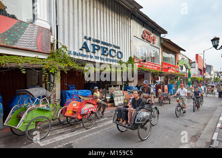 Risciò ciclo su Malioboro Street. Yogyakarta, Java, Indonesia. Foto Stock