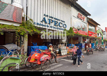 Risciò ciclo di attesa per i clienti su Malioboro Street. Yogyakarta, Java, Indonesia. Foto Stock