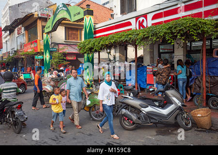 La gente camminare lungo Malioboro Street. Yogyakarta, Java, Indonesia. Foto Stock
