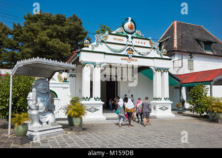 Custode Dwarapala statua al Donopratono gate del Kraton di Yogyakarta, Palazzo del Sultano complesso. Yogyakarta, Java, Indonesia. Foto Stock