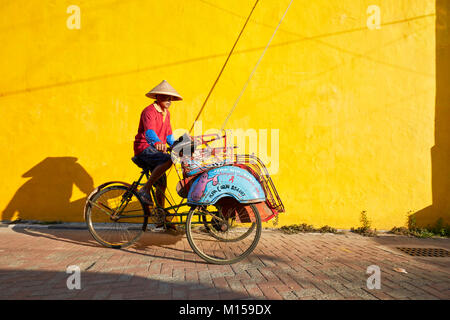 Risciò ciclo su Ketandan Wetan street. Yogyakarta, Java, Indonesia. Foto Stock
