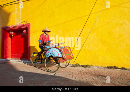 Risciò ciclo su Ketandan Wetan street. Yogyakarta, Java, Indonesia. Foto Stock