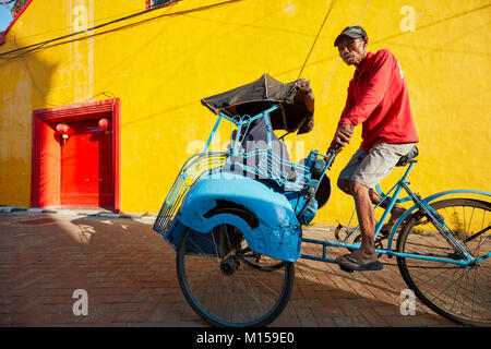 Risciò ciclo su Ketandan Wetan street. Yogyakarta, Java, Indonesia. Foto Stock