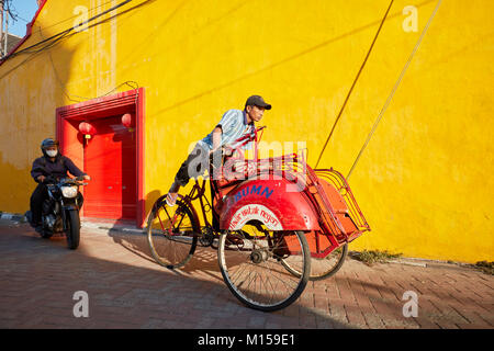 Risciò ciclo su Ketandan Wetan street. Yogyakarta, Java, Indonesia. Foto Stock