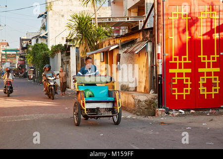 Risciò ciclo su Ketandan Wetan street. Yogyakarta, Java, Indonesia. Foto Stock