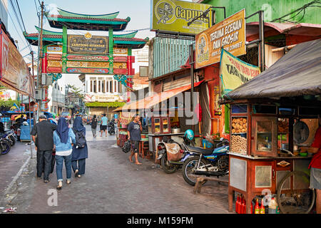 La gente camminare lungo Ketandan Wetan street. Yogyakarta, Java, Indonesia. Foto Stock