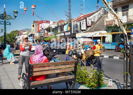 Turisti asiatici fotografando loro stessi su Malioboro Street. Yogyakarta, Java, Indonesia. Foto Stock