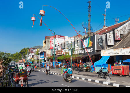 Il traffico su Malioboro Street. Yogyakarta, Java, Indonesia. Foto Stock