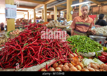 Una selezione di peperoncino piccante per la vendita al mercato Beringharjo (Pasar Beringharjo). Yogyakarta, Java, Indonesia. Foto Stock